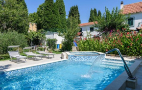 Cozy Home In Kastel Luksic With Kitchen